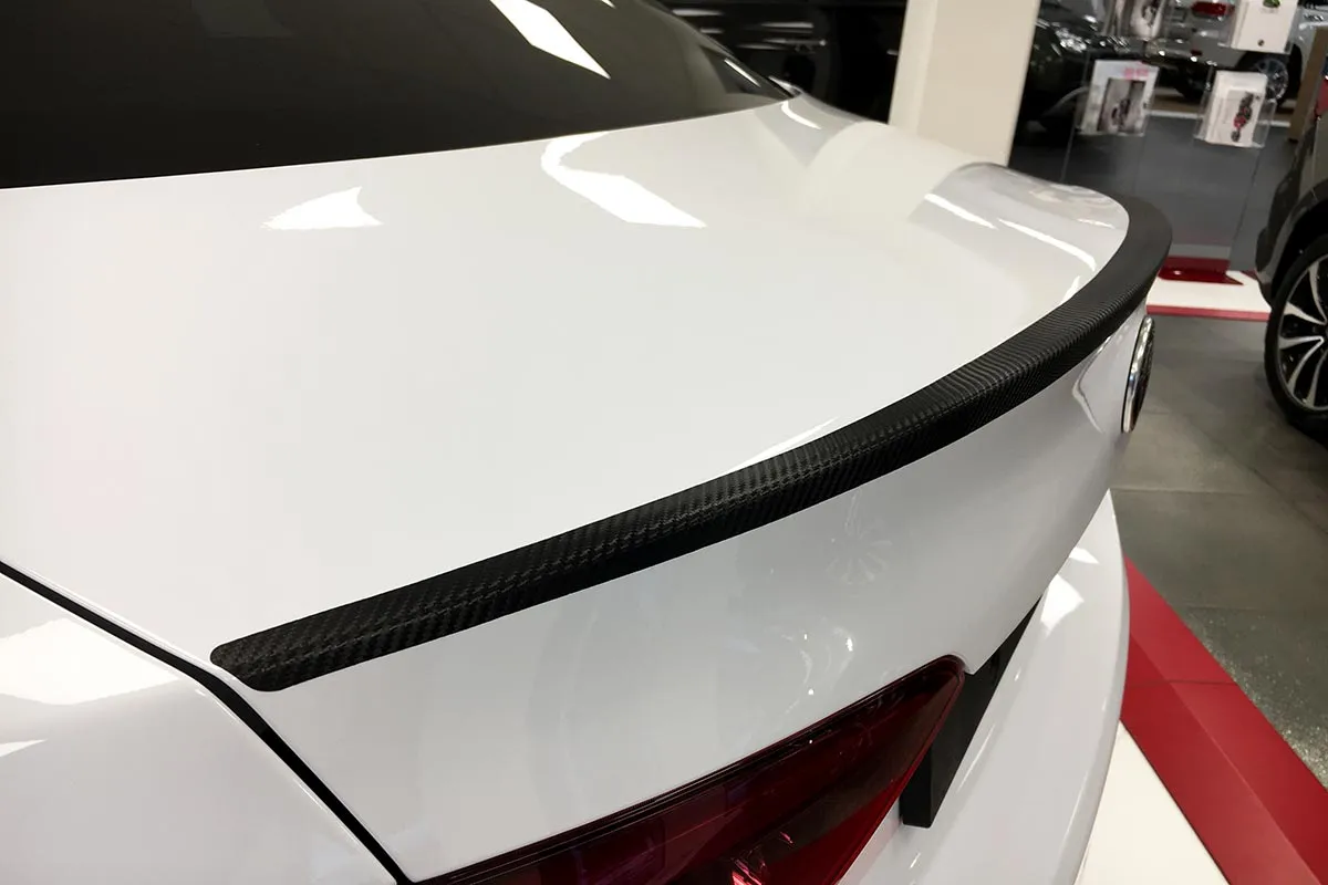 Teilfolierung mit Carbonfolie von Spoiler, Dach und Seitenschweller, Bild 1