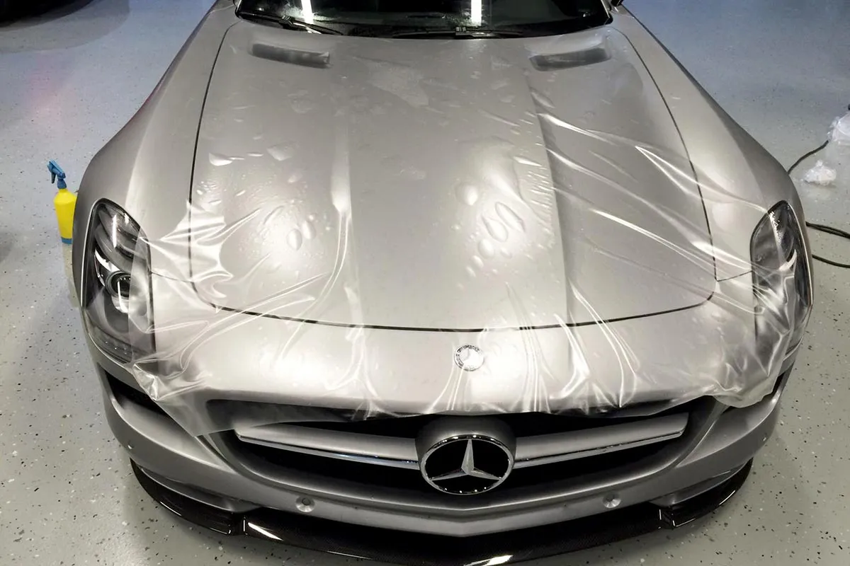 Beklebung eines Mercedes SLS AMG mit matter Steinschlagschutzfolie, Bild 2