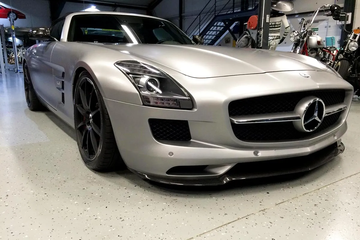 Beklebung eines Mercedes SLS AMG mit matter Steinschlagschutzfolie, Bild 1