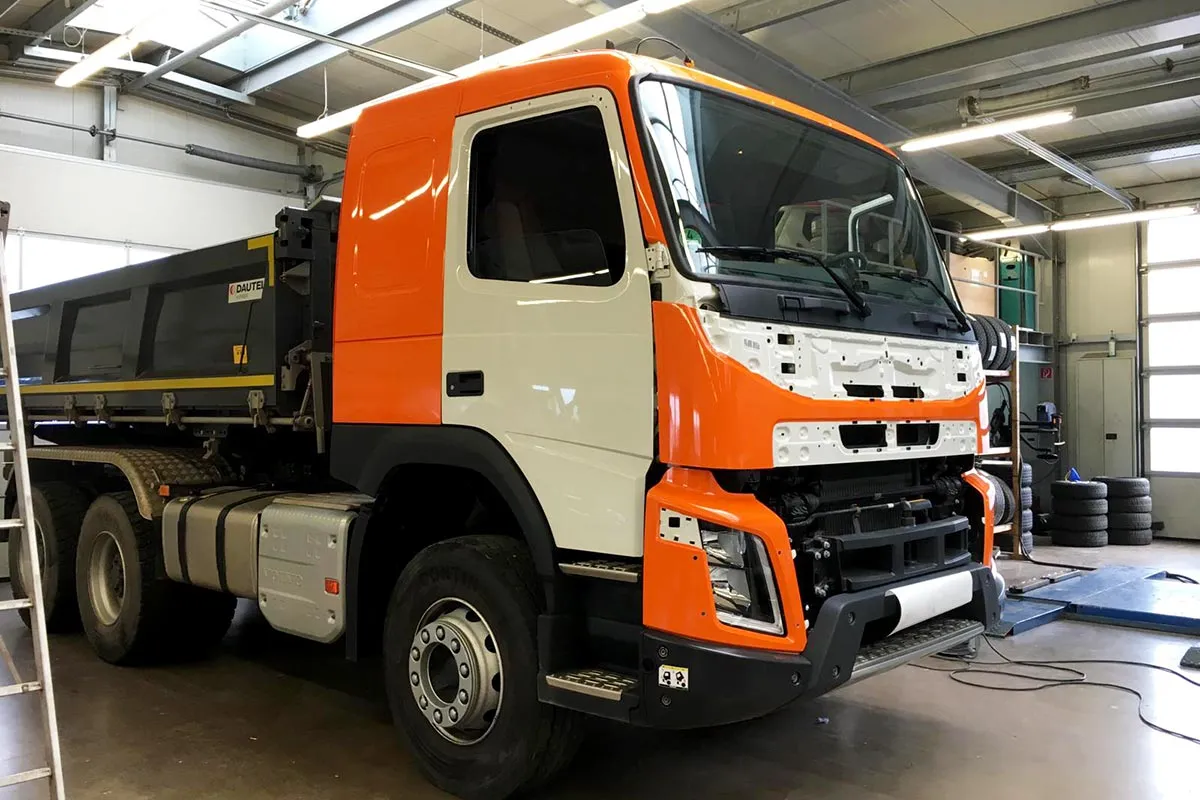 Folierung eines LKW Führerhauses in Orange, Bild 1
