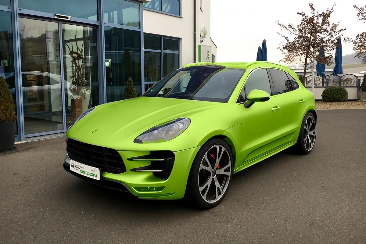 Derselbe Porsche Macan, visualisiert in Grün Satin