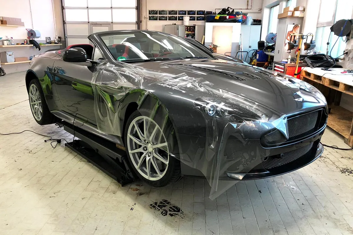 Schutzfolie an einem Aston Martin, Bild 1