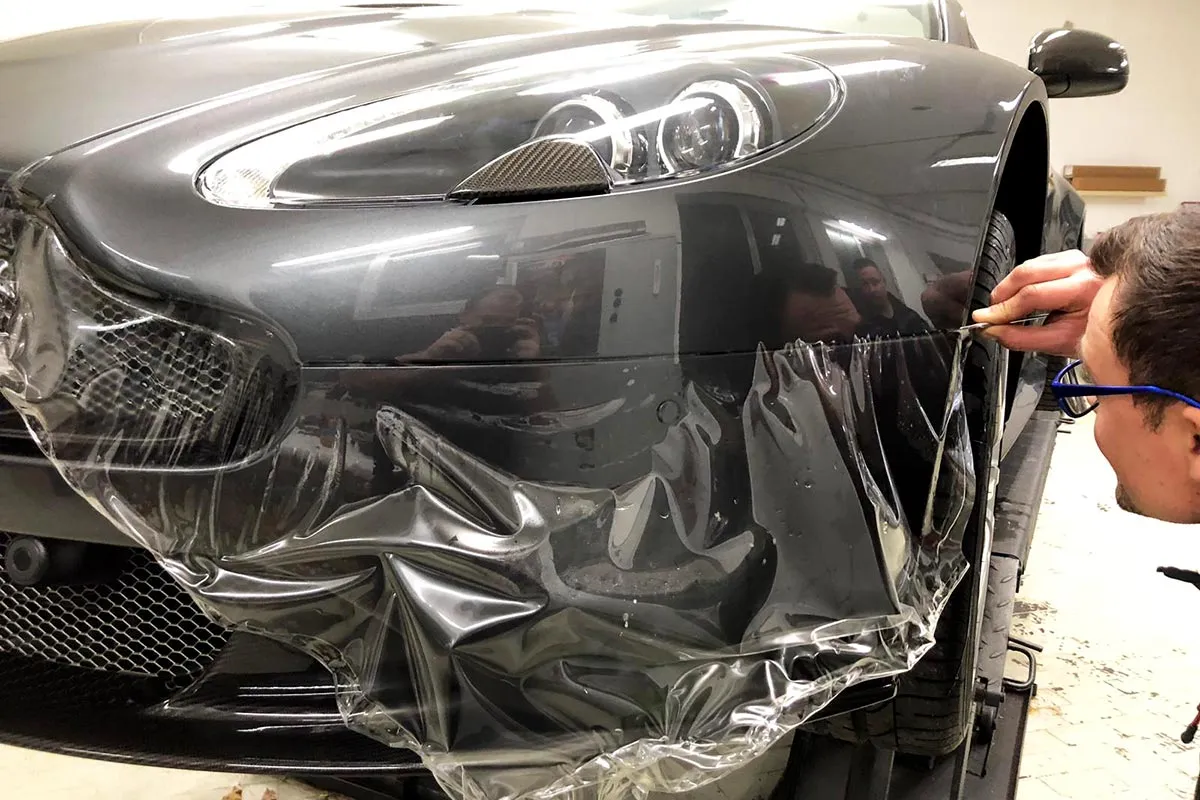Schutzfolie an einem Aston Martin, Bild 2