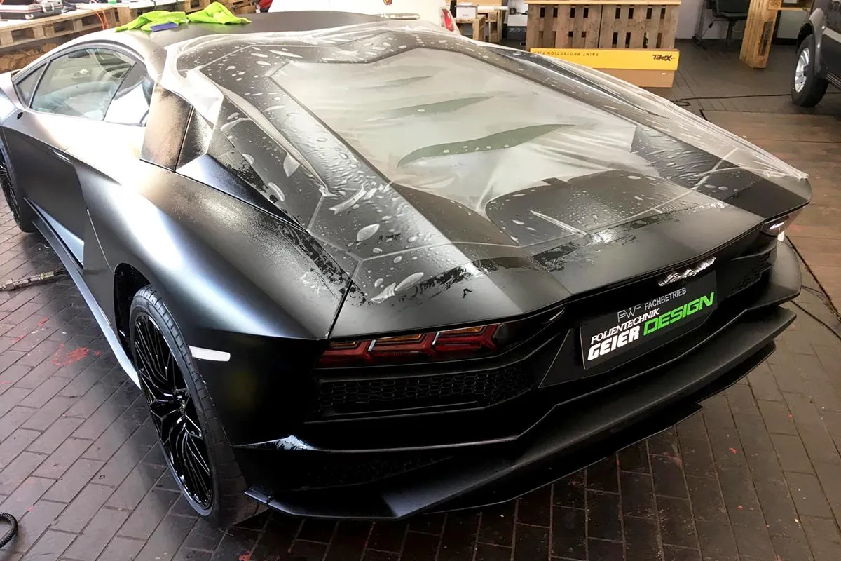 Matte Steinschlagschutz Folierung an einem Lamborghini, Bild 2