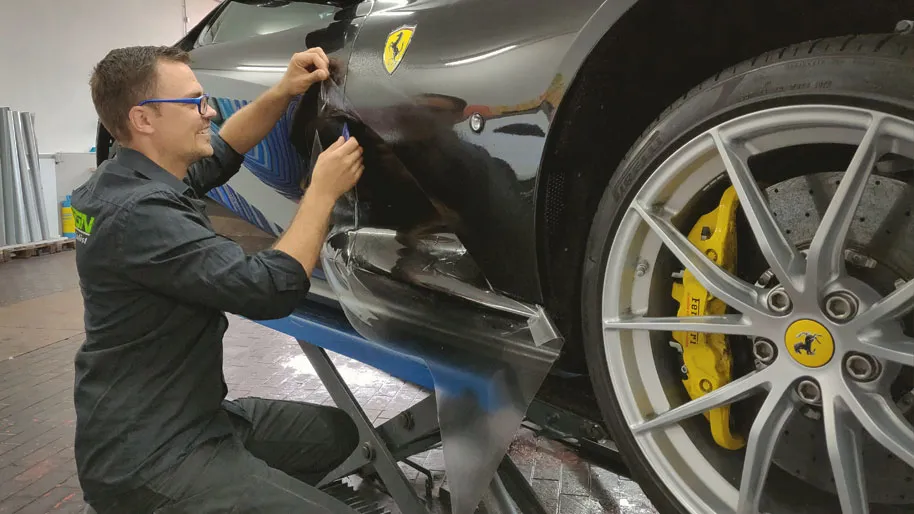 Viktor Geier bei der Arbeit an einer Fahrzeugfolierung